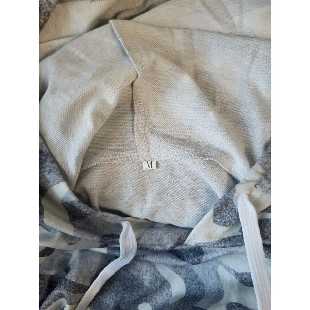 Men's camouflage drawstring hoodie, cotton and polyester, size M, NWOT.